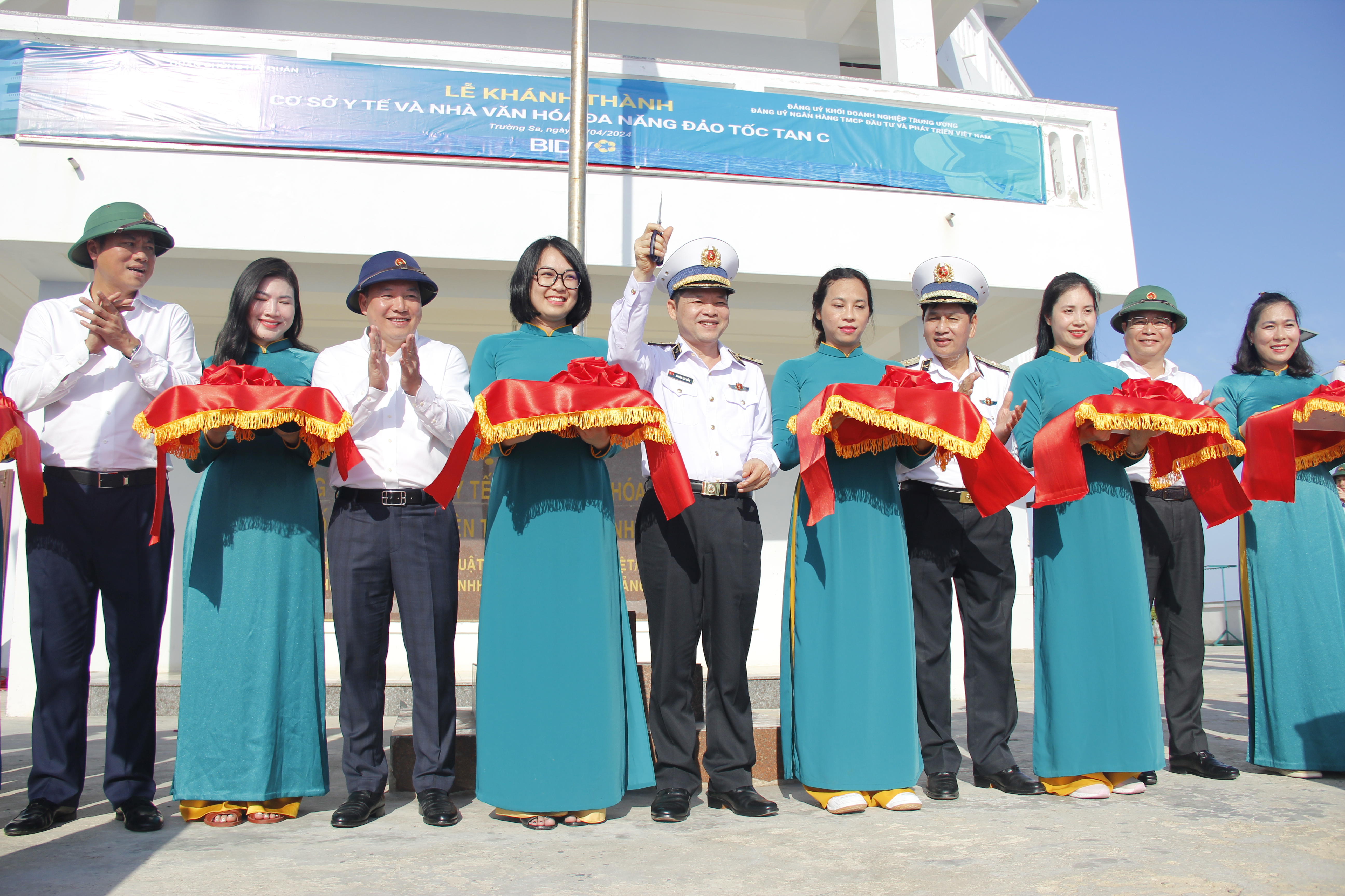 Các đồng chí lãnh đạo Đoàn công tác số 9 cắt băng khánh thành Nhà văn hóa đa năng tại đảo Tốc Tan C.