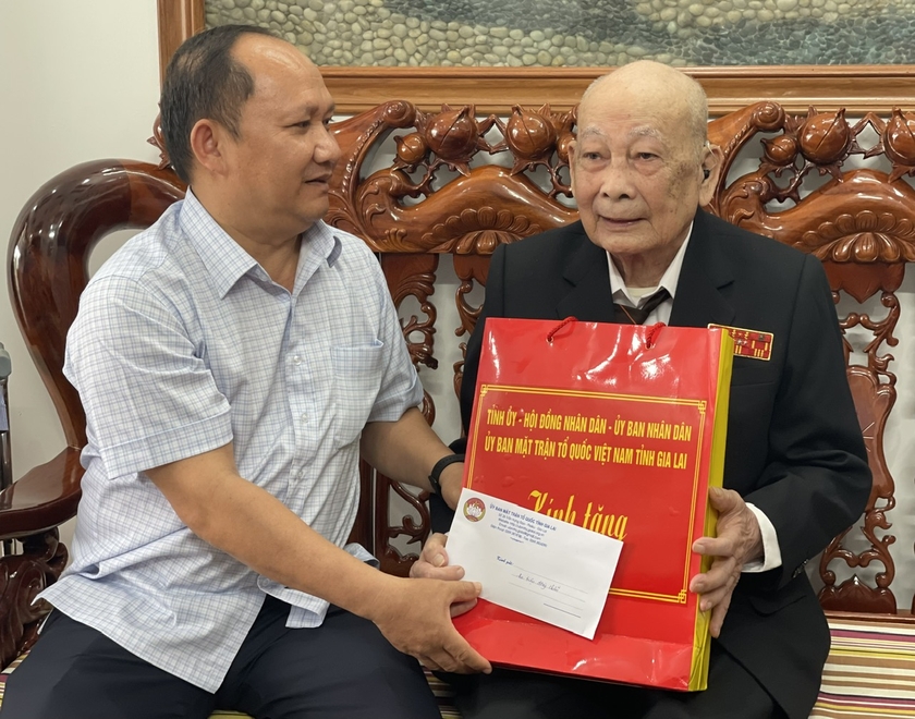 Phó Bí thư Tỉnh ủy Rah Lan Chung thăm ông Mạnh Đức Phú (SN 1934, cựu chiến binh) ở tổ 1, phường Yên Đỗ, TP. Pleiku. Ảnh: P.D