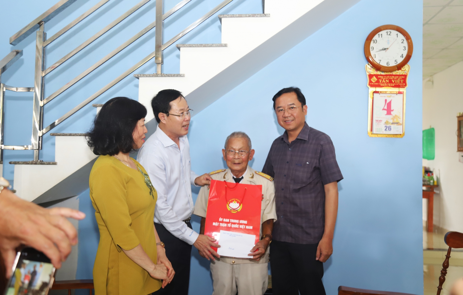 Đoàn công tác tới thăm, tặng quà Trung tá Phùng Chiến là chiến sĩ Điện Biên tham gia trận đánh Đồi Him Lam