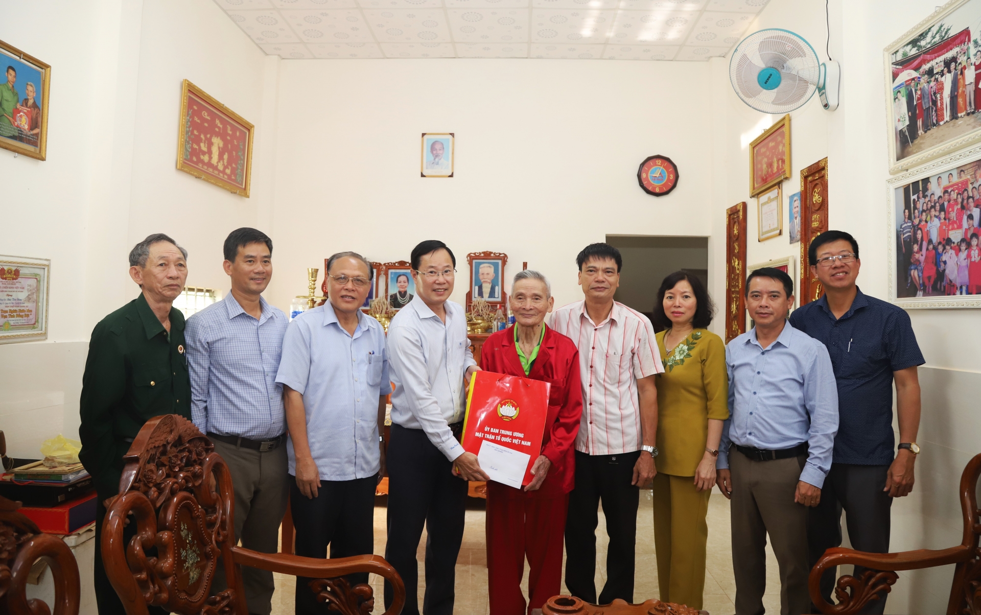 Chủ tịch Ủy ban MTTQ Việt Nam tỉnh Lâm Đồng cùng đoàn công tác tới thăm và tặng quà gia đình chiến sĩ Điện Biên ông Đậu Đức Xanh