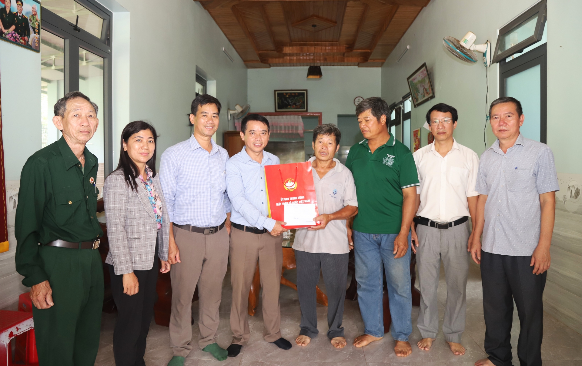 Thừa ủy quyền Tỉnh ủy, HĐND, UBND và Ủy ban MTTQ Việt Nam tỉnh, đoàn công tác của TP Bảo Lộc tới thăm, tặng quà gia đình chiến sĩ Điện Biên Vũ Văn Dục