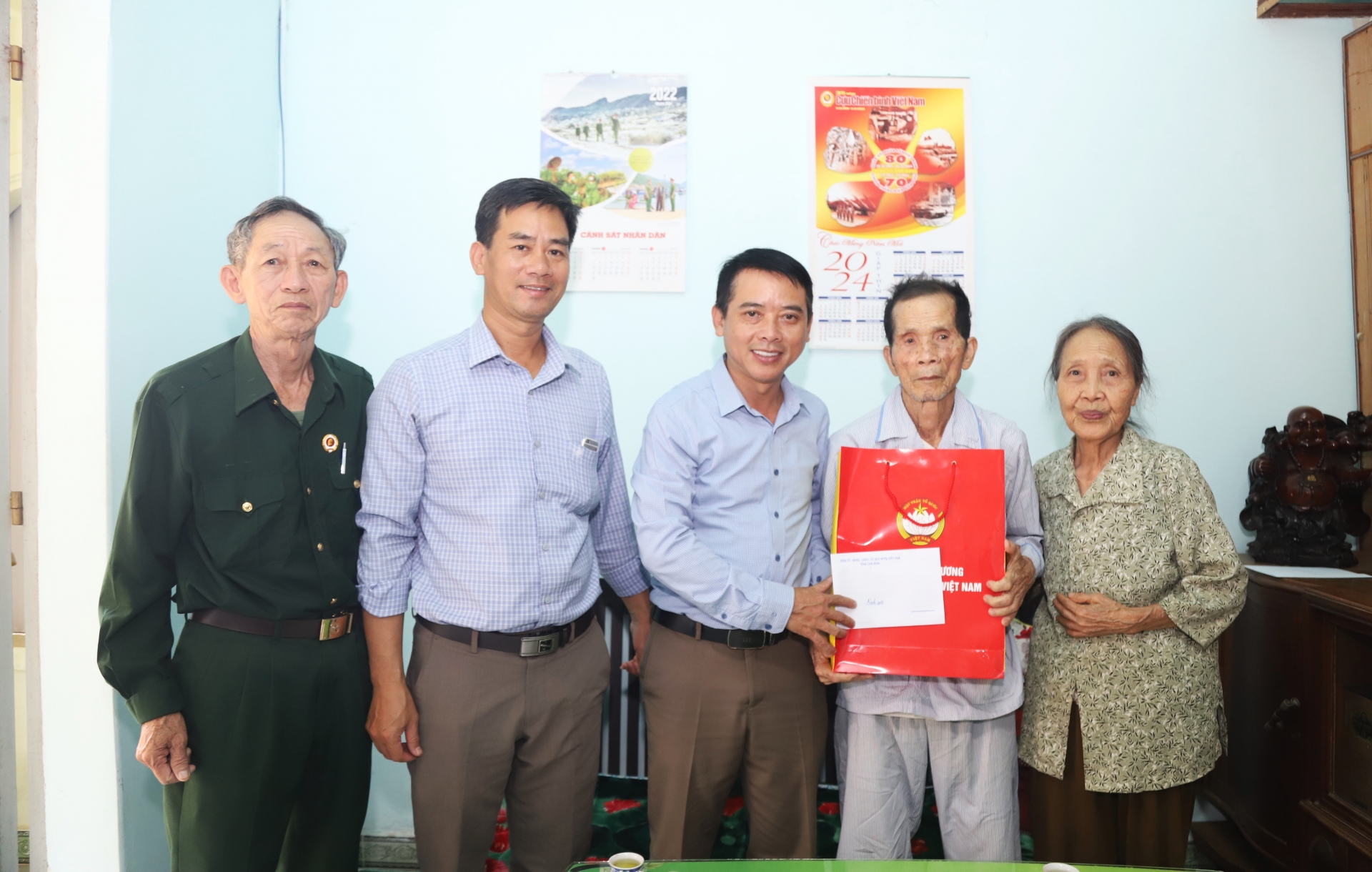 Trao tặng quà của Ủy ban Trung ương MTTQ Việt Nam và tỉnh Lâm Đồng cho gia đình ông Phạm Xuân Biện (ngụ phường Lộc Tiến) là dân công hỏa tuyến trong Chiến dịch Điện Biên Phủ