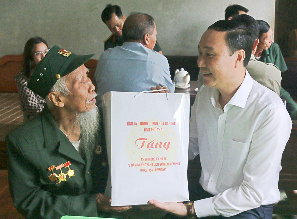 Lãnh đạo tỉnh thăm, tặng quà tri ân các gia đình Anh hùng liệt sĩ, chiến sĩ Điện Biên, thanh niên xung phong, dân công hoả tuyến