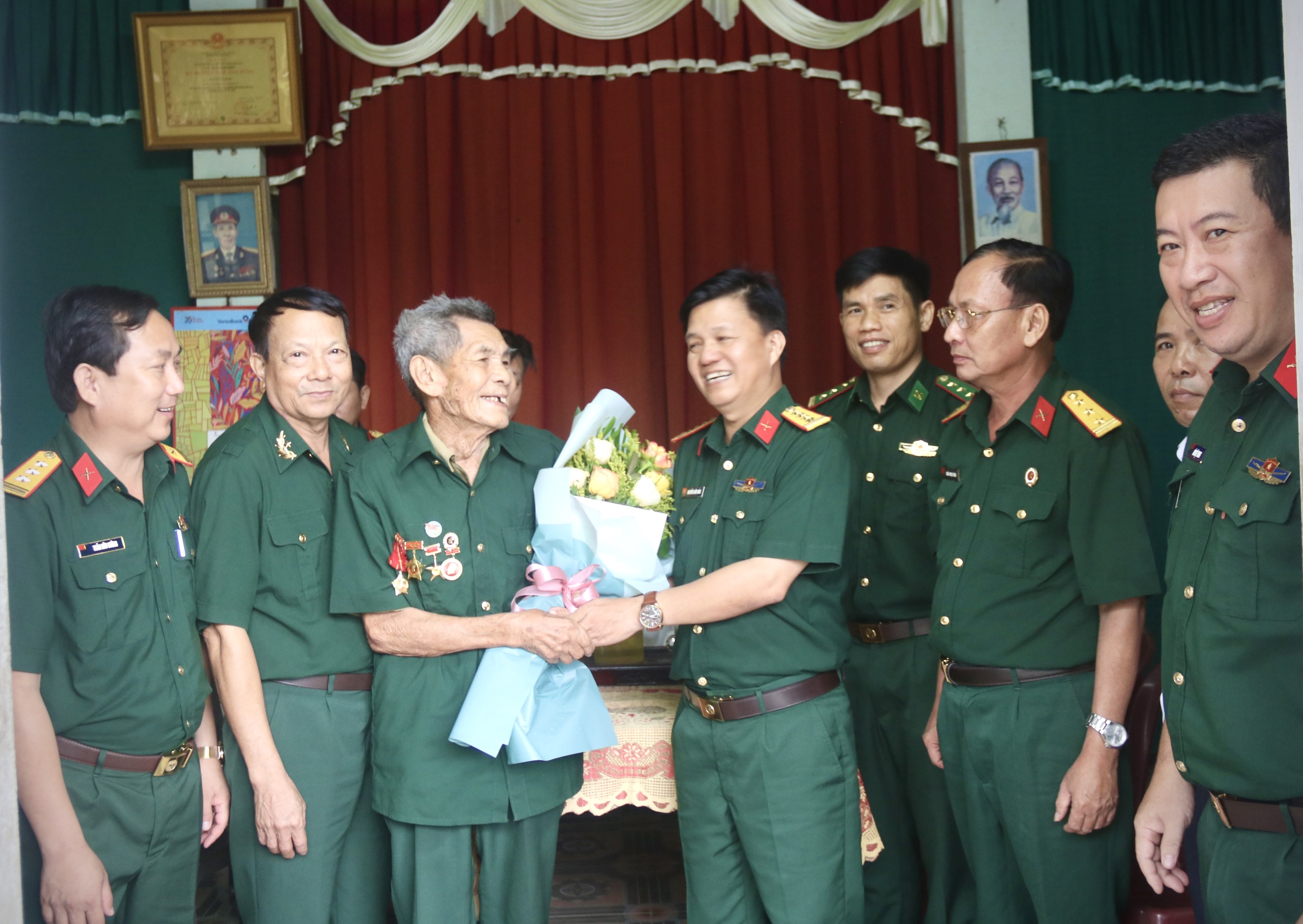 Chỉ huy trưởng Bộ CHQS tỉnh, Đại tá Nguyễn Hữu Đàn thăm, tặng quà các CCB là chiến sĩ tham gia Chiến dịch Điện Biên Phủ