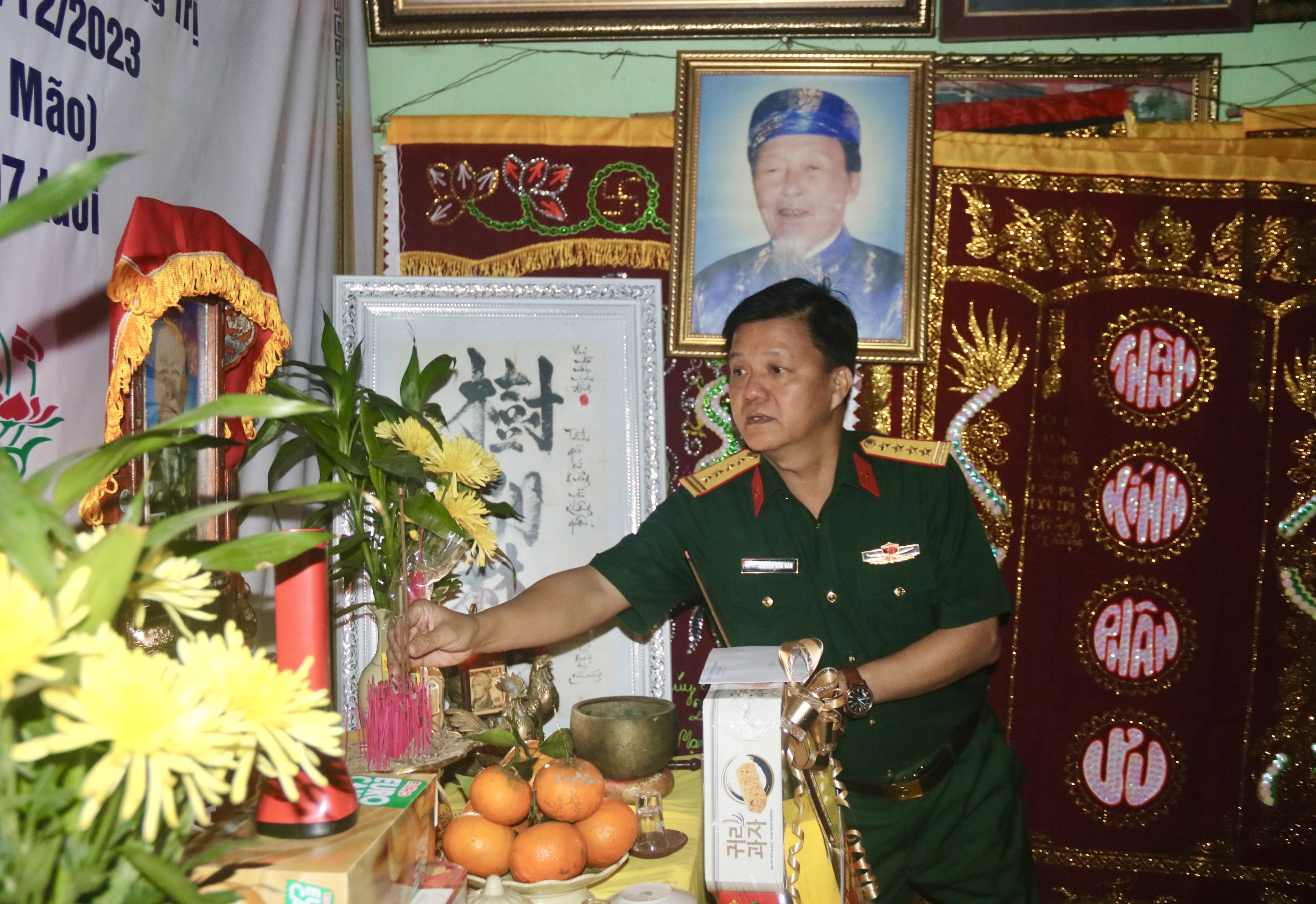 Chỉ huy trưởng Bộ CHQS tỉnh, Đại tá Nguyễn Hữu Đàn thăm, tặng quà các CCB là chiến sĩ tham gia Chiến dịch Điện Biên Phủ