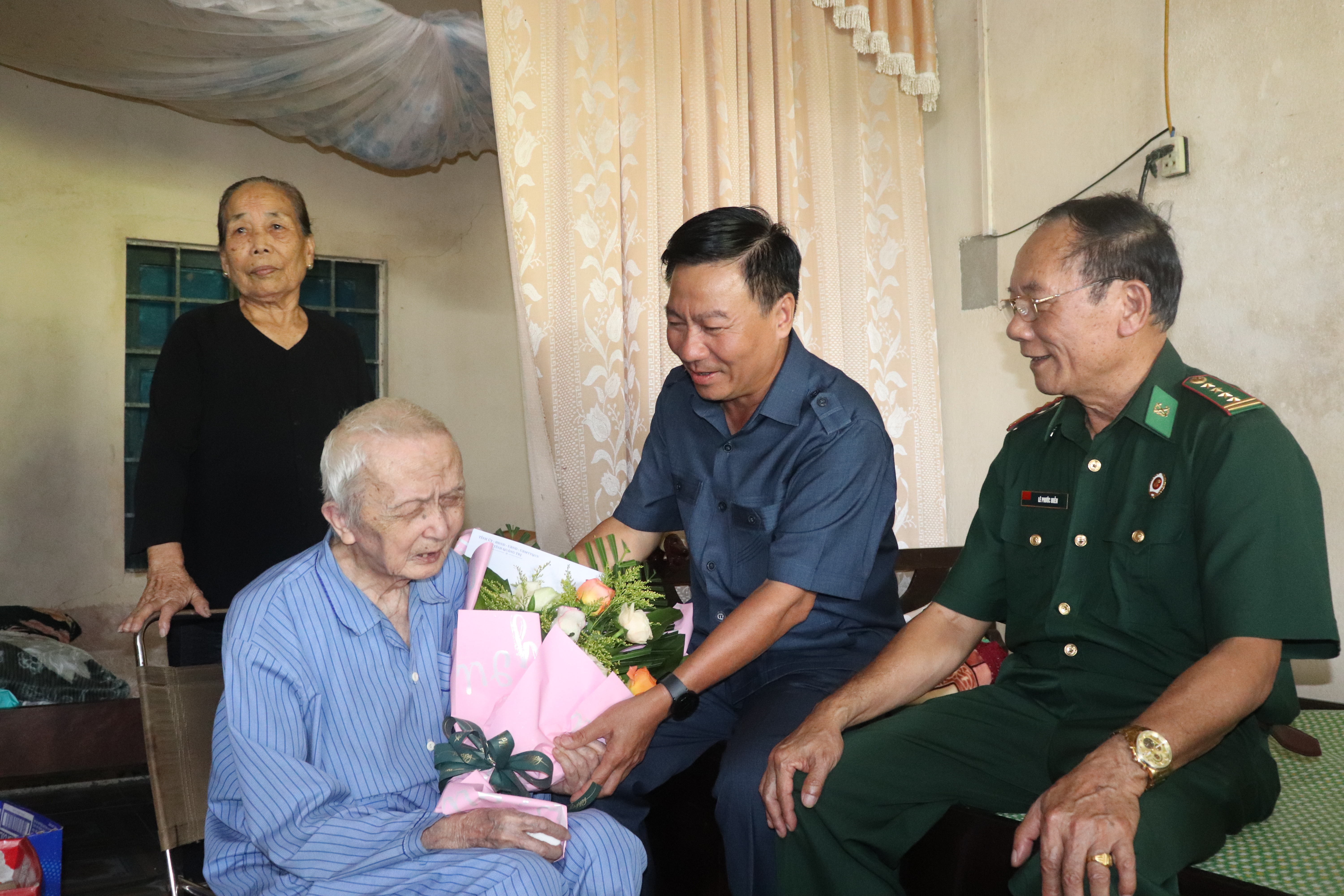 Chủ tịch Ủy ban MTTQ Việt Nam tỉnh Đào Mạnh Hùng thăm, tặng quà tri ân cựu chiến sĩ Điện Biên