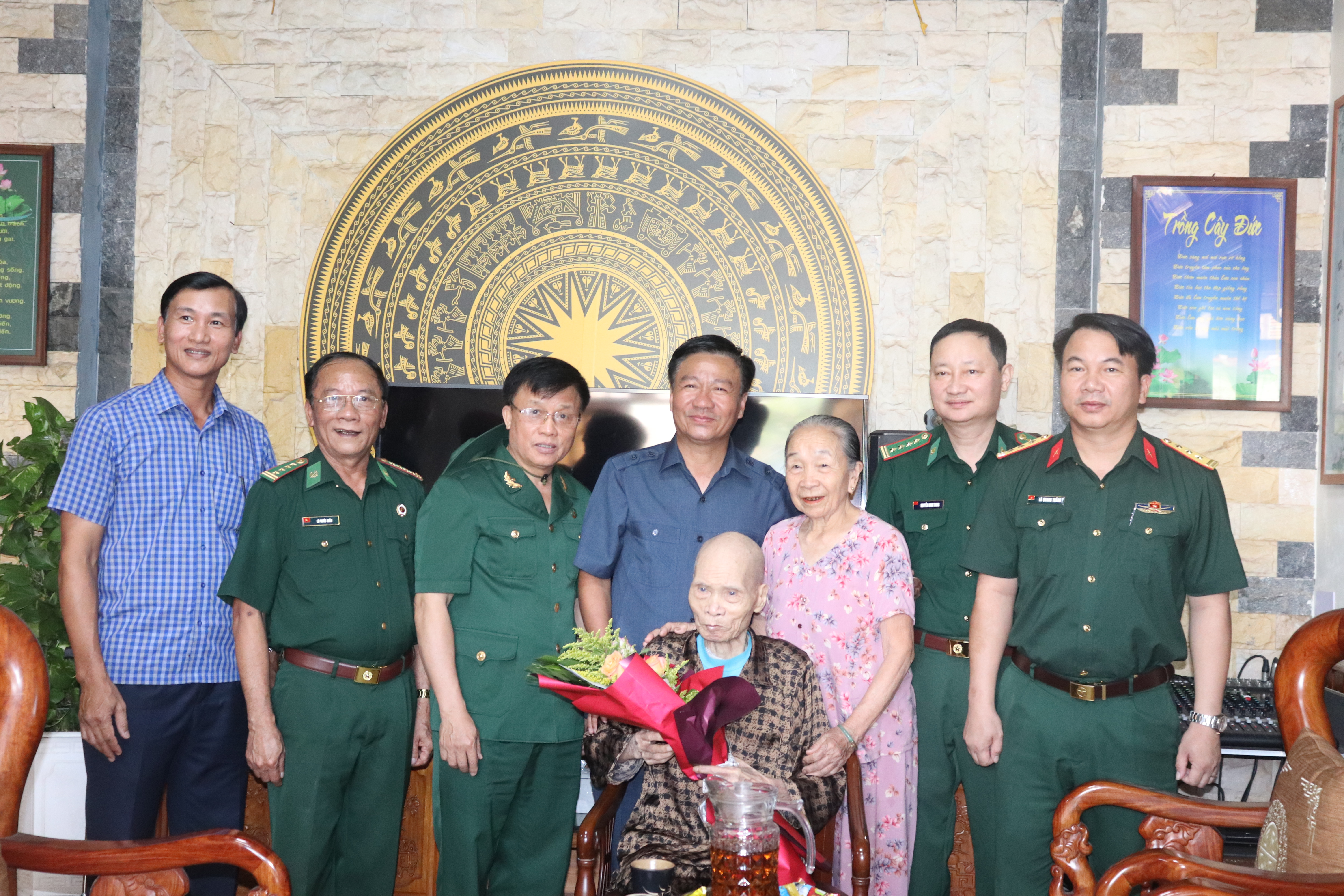 Chủ tịch Ủy ban MTTQ Việt Nam tỉnh Đào Mạnh Hùng thăm, tặng quà tri ân cựu chiến sĩ Điện Biên