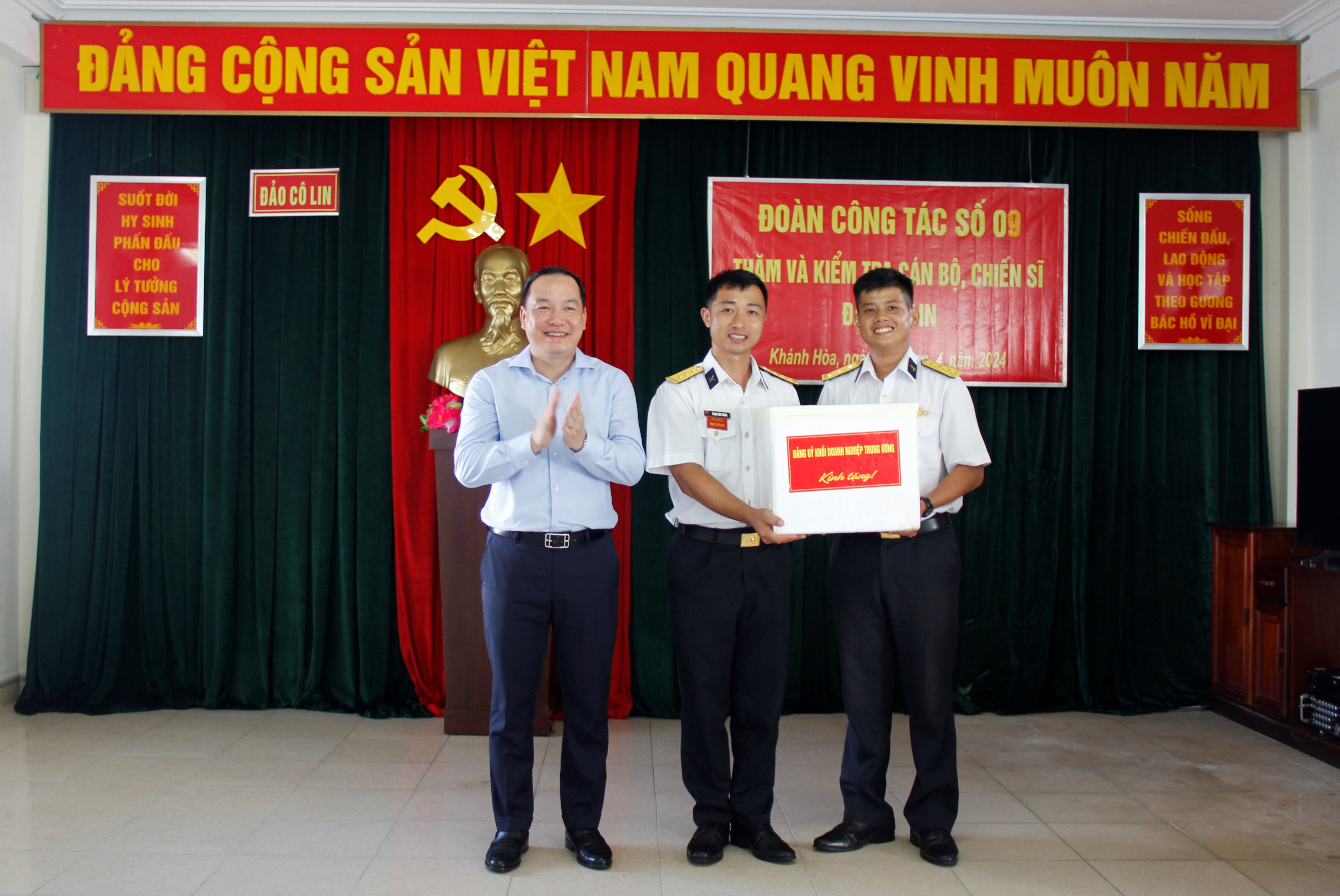 Đồng chí Hồ Xuân Trường – Phó Bí thư Đảng ủy Khối tặng quà cán bộ, chiến sỹ Đảo Cô Lin - quần đảo Trường Sa.