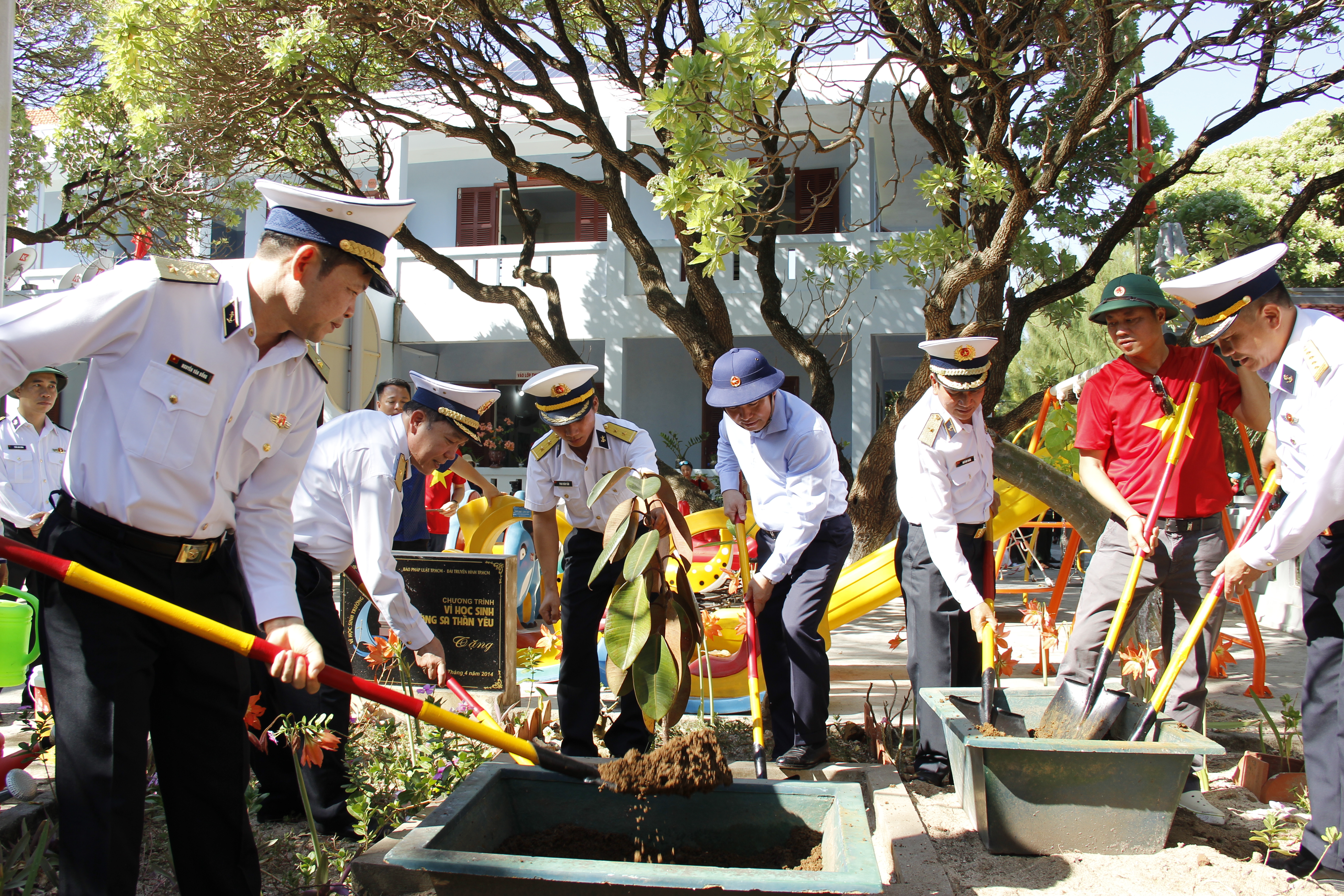 Các đồng chí lãnh đạo Đoàn công tác số 9 trồng cây lưu niệm trên đảo Sinh Tồn.