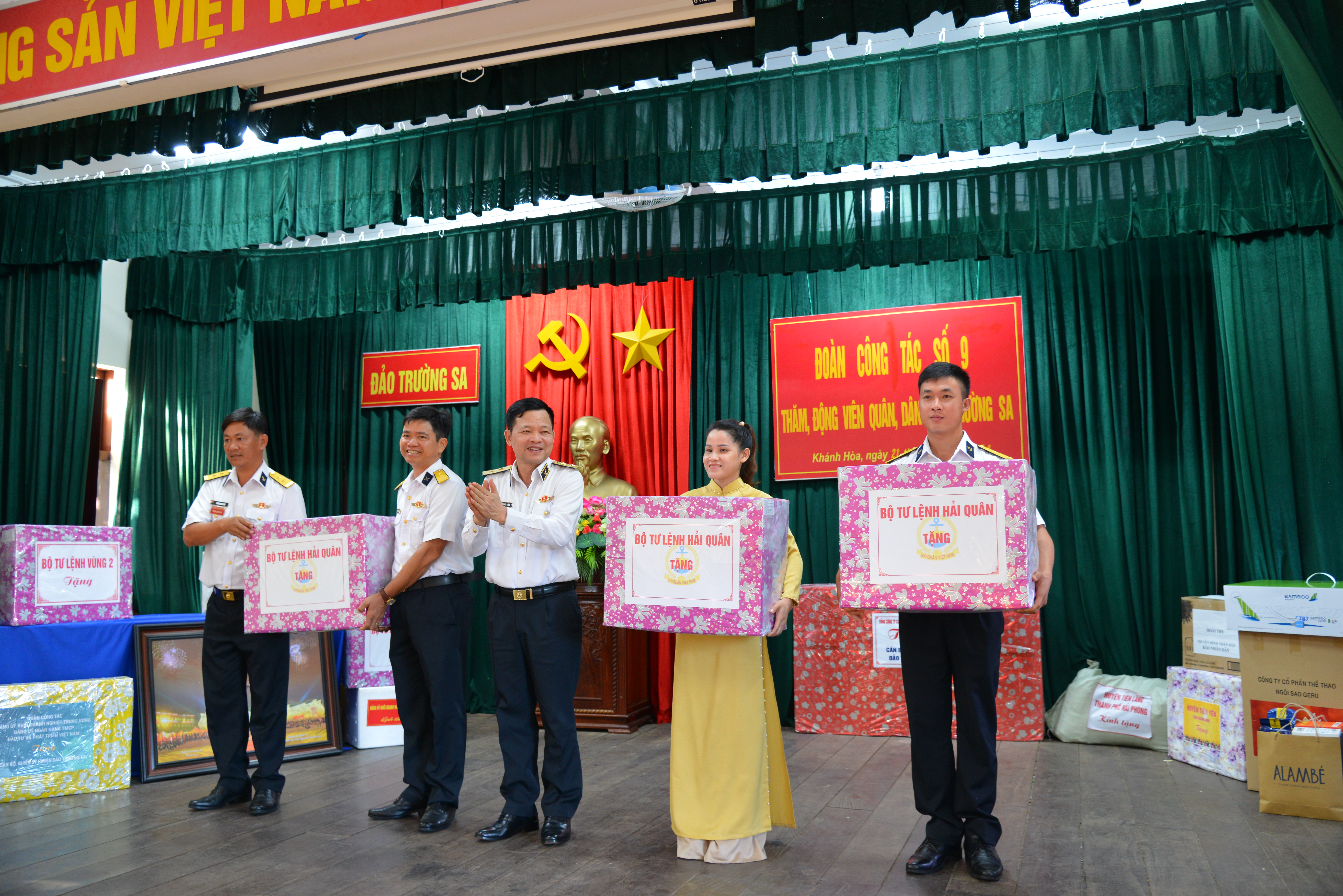 Trung tướng Nguyễn Văn Bổng, Bí thư Đảng ủy, Chính ủy Quân chủng Hải quân tặng quà cán bộ, chiến sỹ tại đảo Trường Sa lớn.