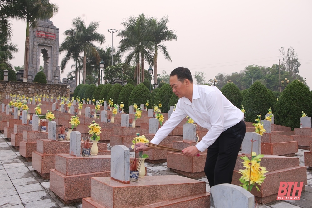 Phó Bí thư Tỉnh ủy Trịnh Tuấn Sinh viếng các nghĩa trang liệt sĩ trên địa bàn tỉnh Điện Biên