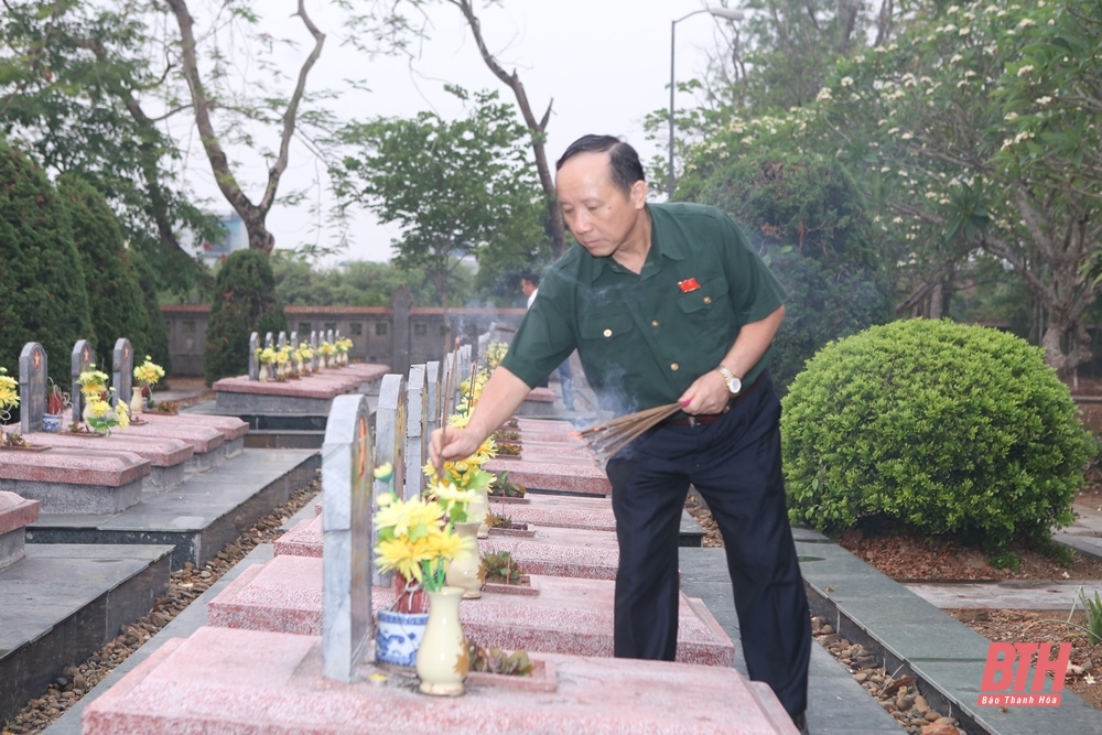 Phó Bí thư Tỉnh ủy Trịnh Tuấn Sinh viếng các nghĩa trang liệt sĩ trên địa bàn tỉnh Điện Biên