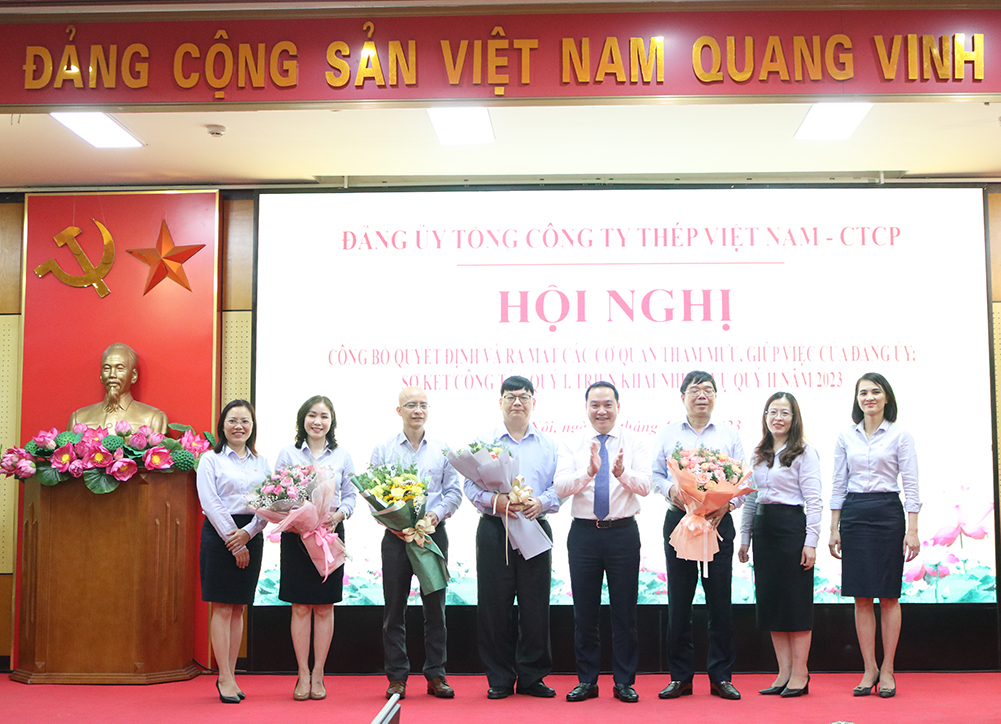 Phó Bí thư Đảng ủy khối doanh nghiệp Trung ương Hồ Xuân Trường phát biểu tại buổi làm việc. 