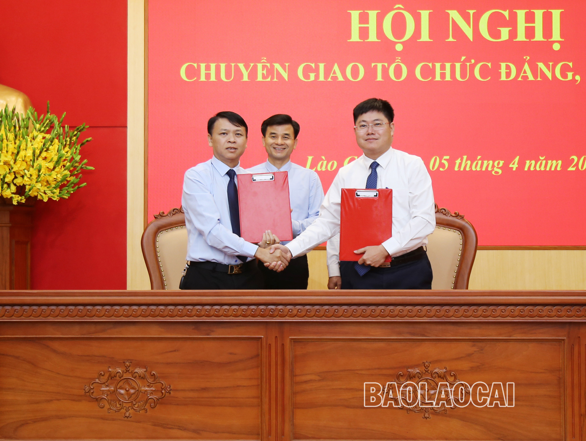 Ký biên bản bàn giao các tổ chức đảng về Đảng bộ Ngân hàng Nông nghiệp và Phát triển nông thôn Việt Nam.