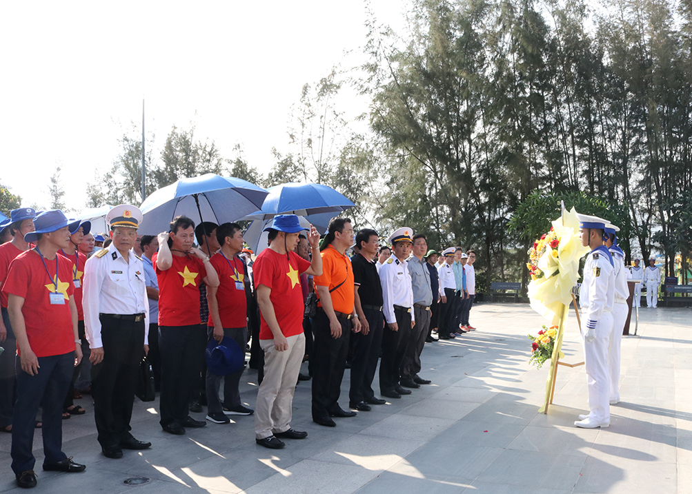 Đoàn công tác dâng hương tại đài tưởng niệm chiến sĩ hy sinh tại đảo Gạc Ma, quần đảo Trường Sa năm 1988. 