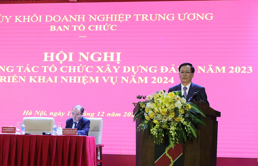 Đồng chí Chu Đình Động, Trưởng Ban Tổ chức Đảng uỷ Khối Doanh nghiệp Trung ương tiếp thu các ý kiến phát biểu của đồng chí Bí thư Đảng uỷ Khối.