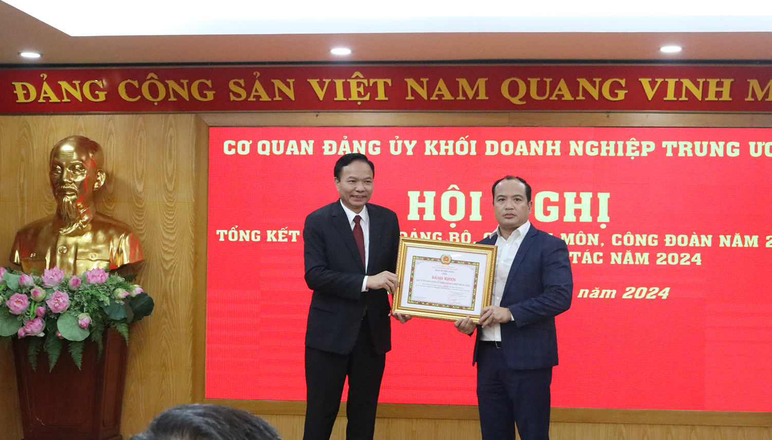 Đồng chí Lê Văn Châu – Phó Bí thư Đảng ủy Khối Doanh nghiệp Trung ương trao Kỷ niệm chương “Vì kỷ niệm kiểm tra của Đảng” cho các cá nhân của ACV.