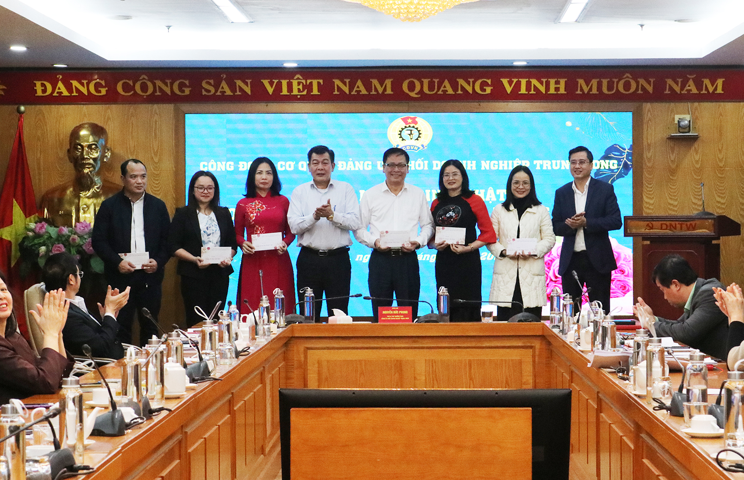 Đồng chí Nguyễn Đức Phong, Phó Bí thư Thường trực Đảng uỷ Khối Doanh nghiệp Trung ương phát biểu tại Hội nghị.