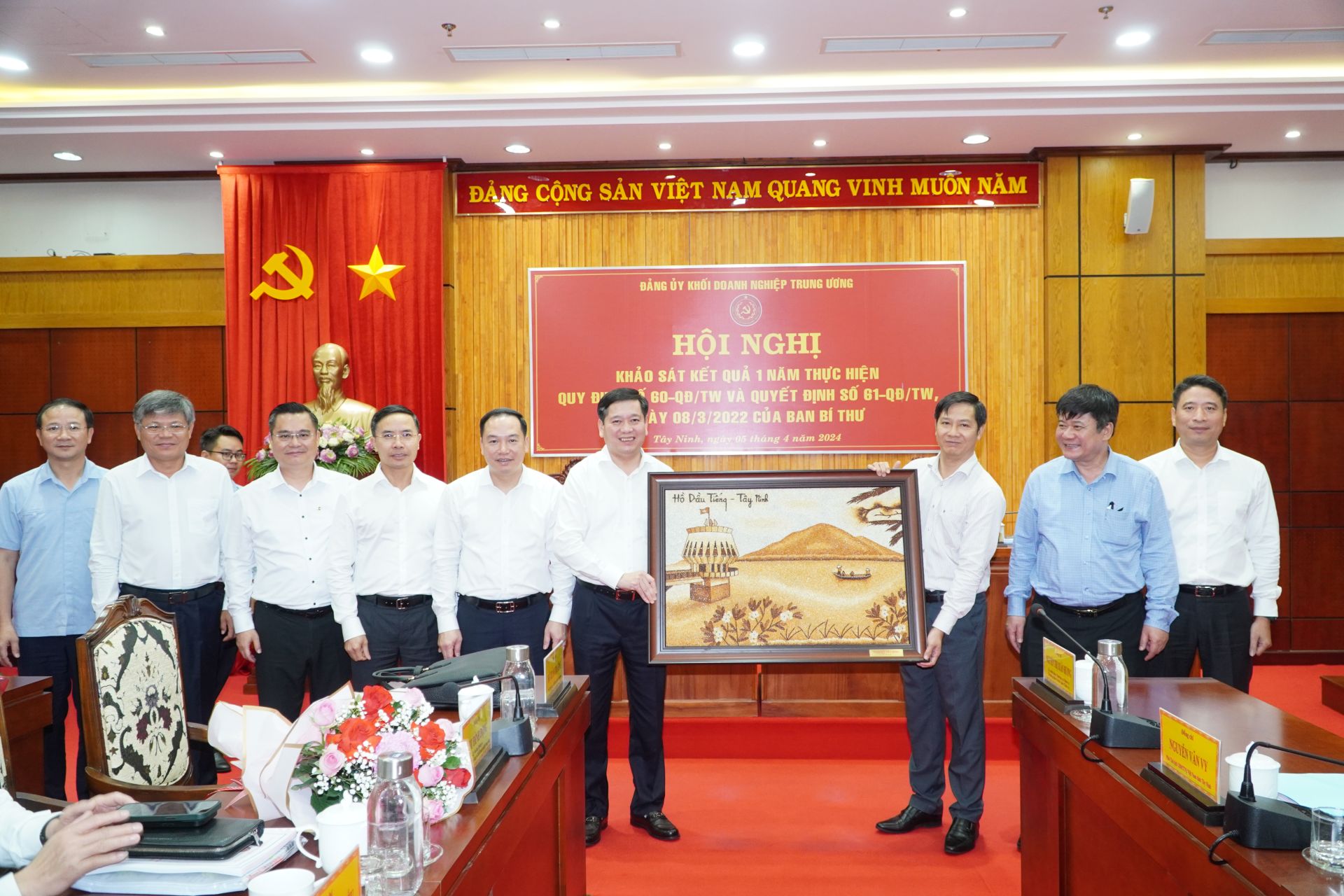 Đồng chí Nguyễn Thành Tâm- Bí thư Tỉnh uỷ, Chủ tịch HĐND tỉnh tặng quà lưu niệm cho Đảng uỷ Khối Doanh nghiệp Trung ương.