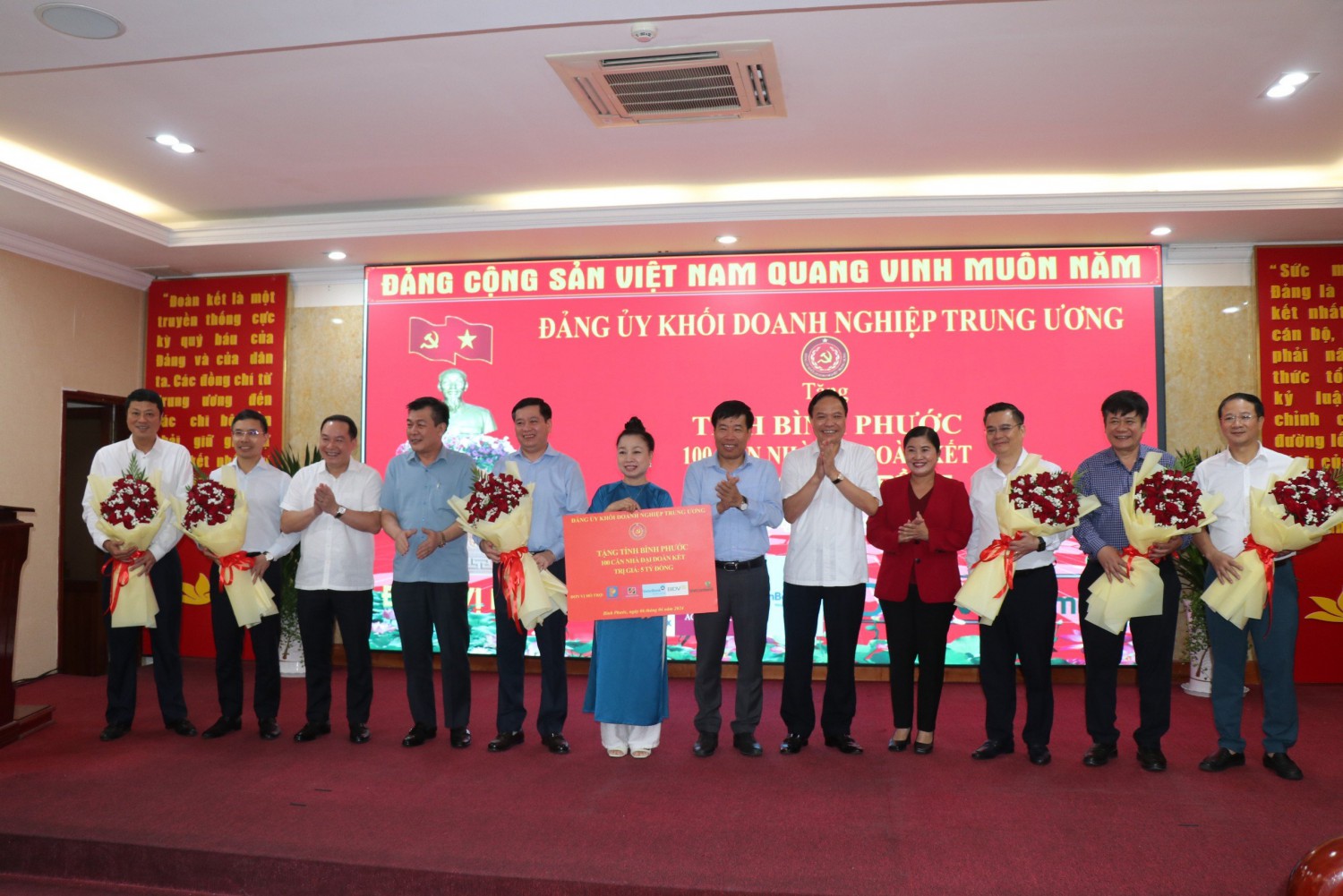Đảng ủy Khối Doanh nghiệp Trung ương trao tặng 100 căn nhà đại đoàn kết cho tỉnh Bình Phước.