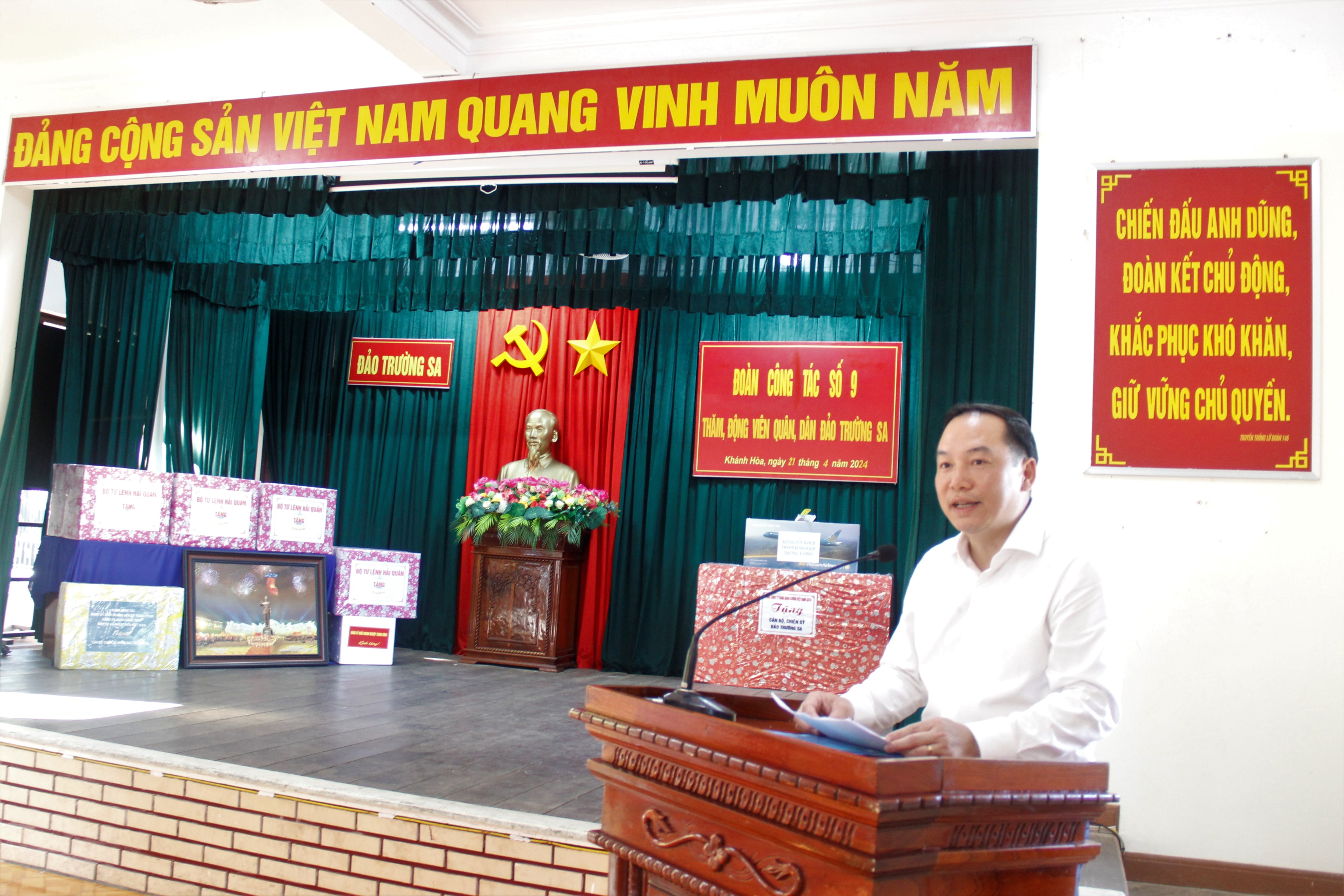 Đồng chí Hồ Xuân Trường – Phó Bí thư Đảng ủy Khối Doanh nghiệp Trung phát biểu tại buổi gặp mặt các lực lượng quân, dân trên đảo Trường Sa lớn.