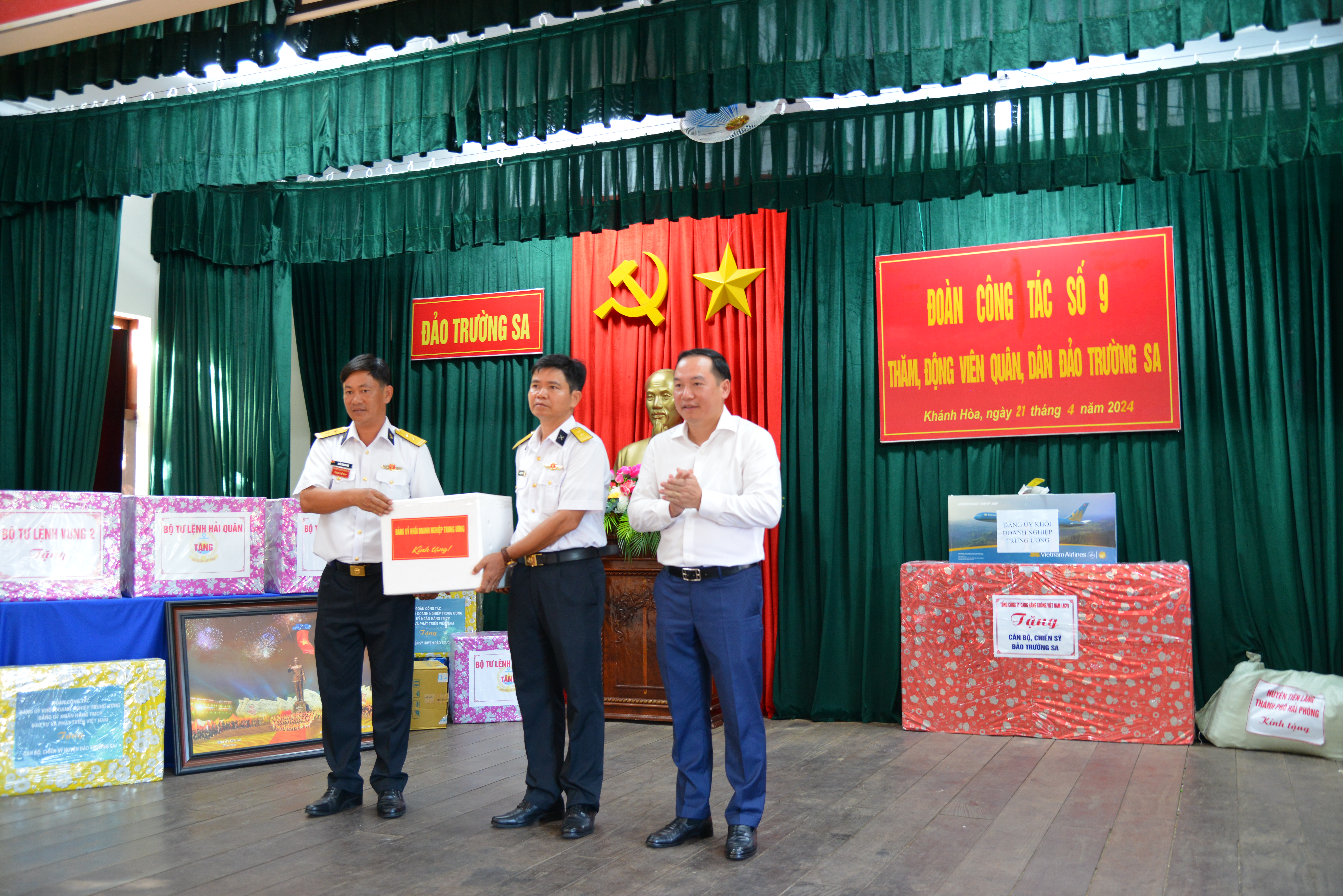 Trung tướng Nguyễn Văn Bổng, Bí thư Đảng ủy, Chính ủy Quân chủng Hải quân tặng quà cán bộ, chiến sỹ tại đảo Trường Sa lớn.