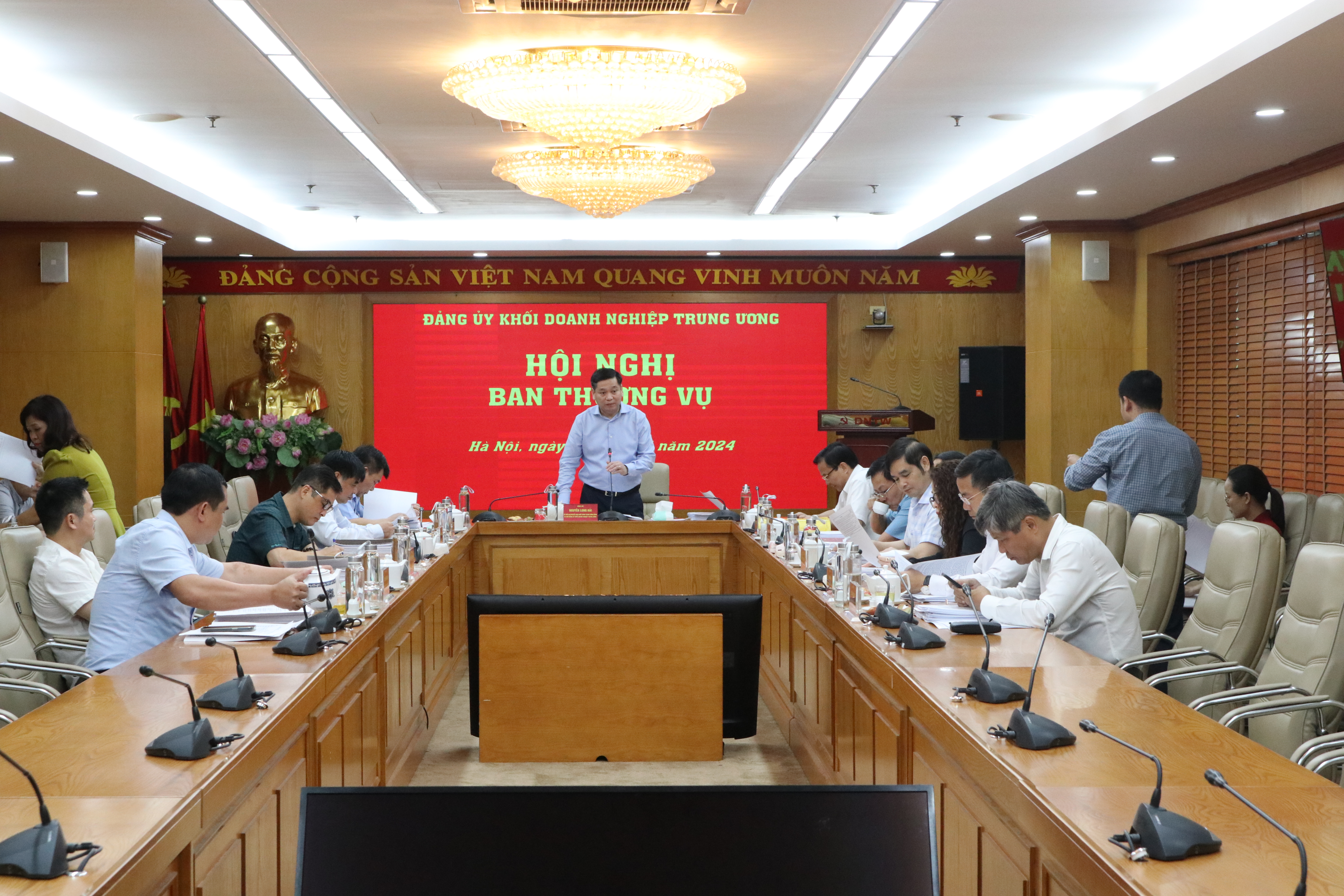 Đồng chí Nguyễn Long Hải - Uỷ viên dự khuyết BCH Trung ương Đảng, Bí thư Đảng uỷ Khối, chủ trì Hội nghị.