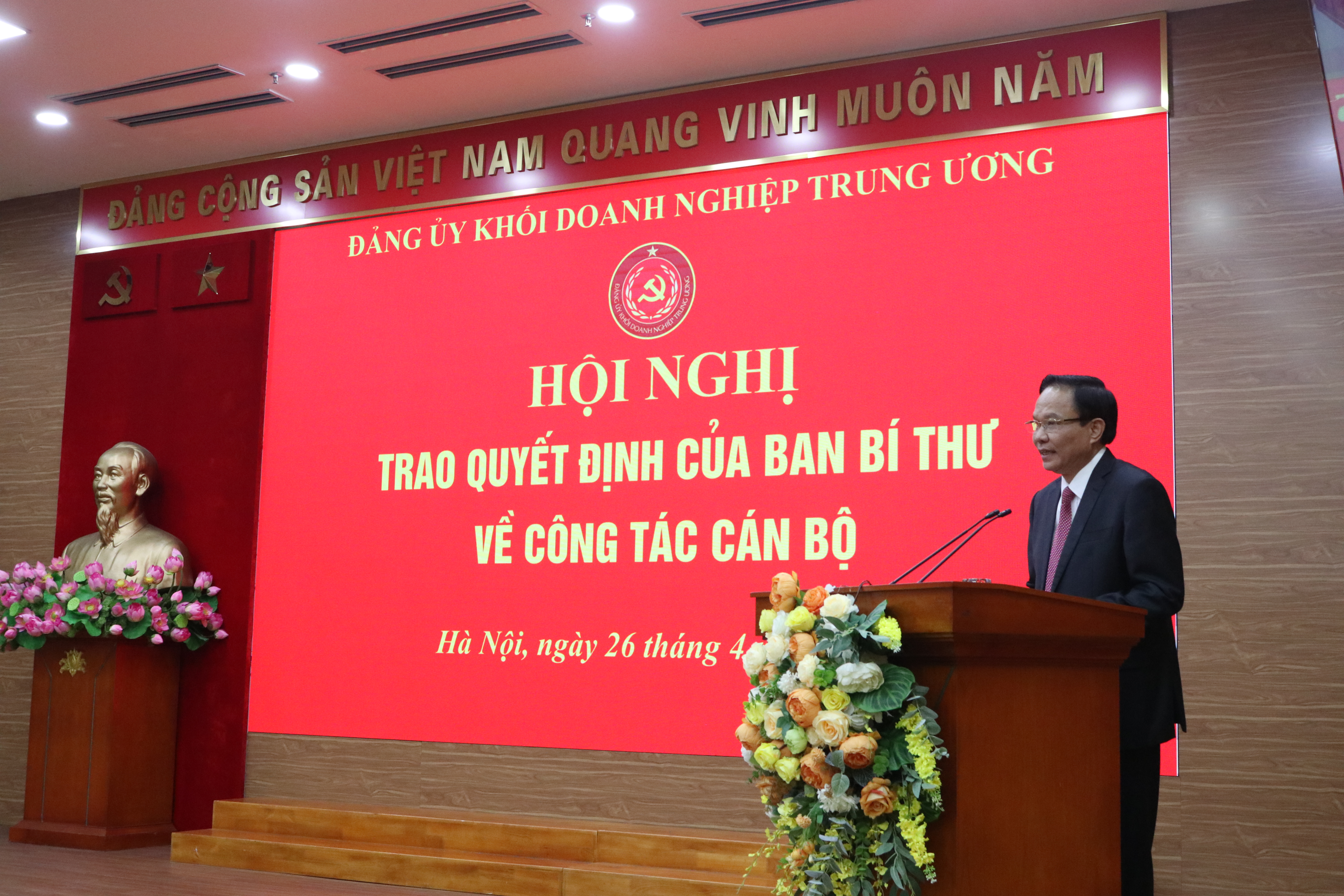 Đồng chí Lê Văn Châu, Phó Bí thư Đảng uỷ Khối phát biểu tại Hội nghị