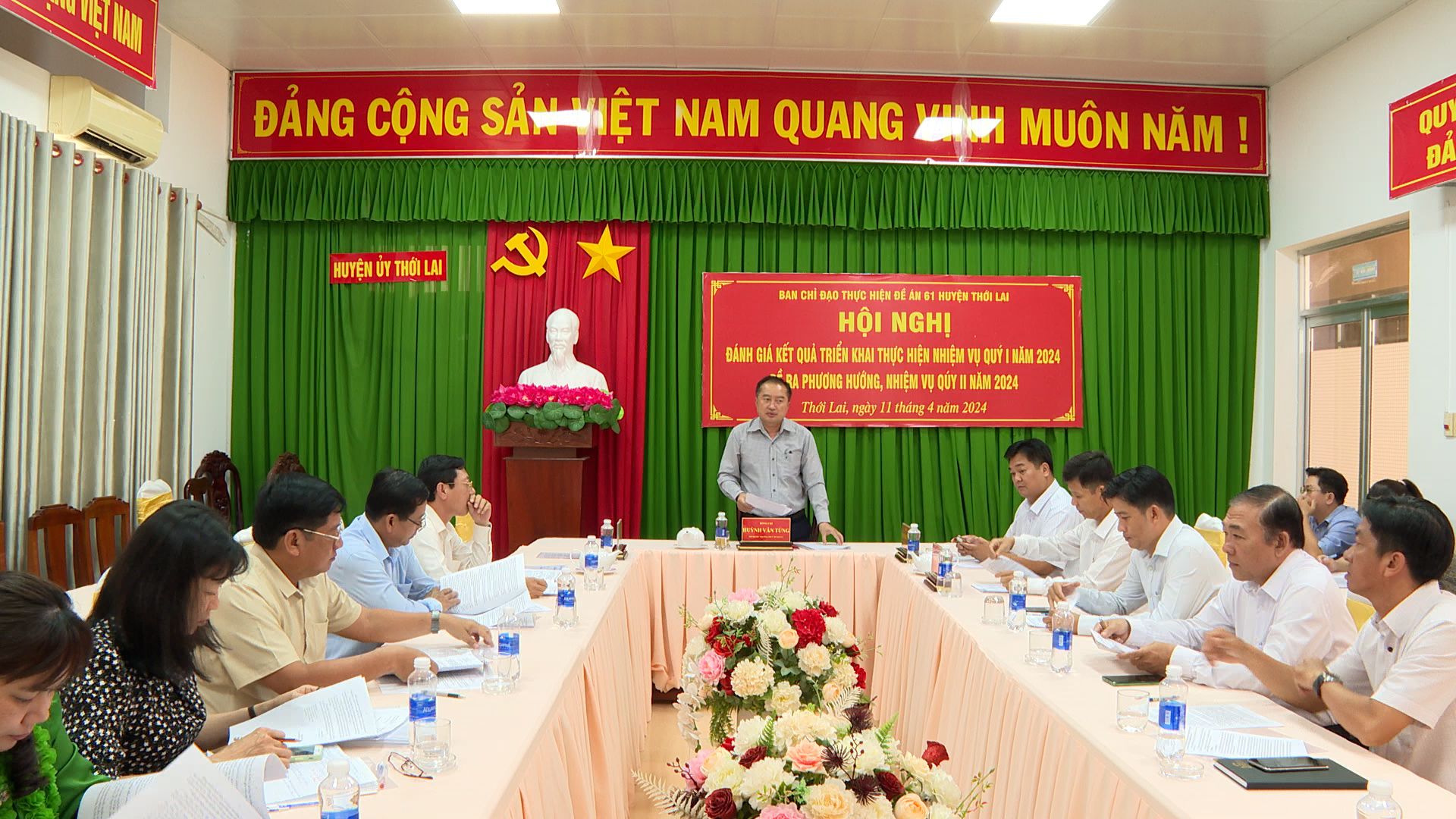 Description: C:\Users\Tan Vinh\Desktop\ông Huỳnh Văn Tùng- PBT TT Huyện uỷ Thới Lai phát biểu tại hội nghị.jpg
