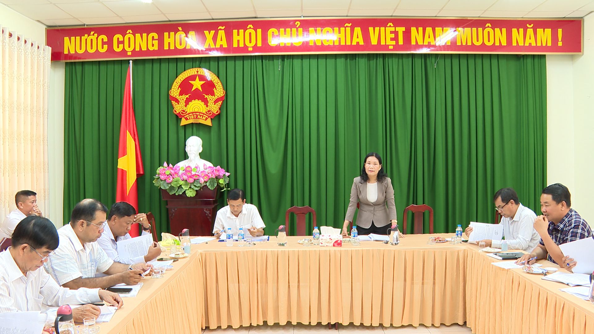 Bà Nguyễn Thị Minh Chi, Phó Chủ tịch Thường trực HĐND quận phát biểu kết luận cuộc họp