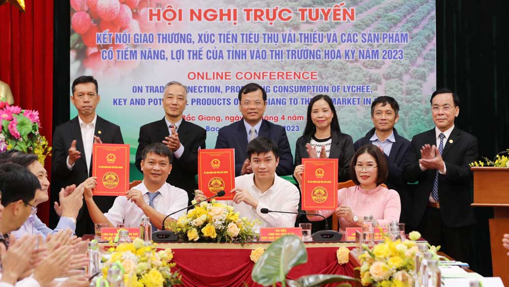 Lễ ký kết biên bản ghi nhớ hợp tác xuất khẩu vải thiều sang Hoa Kỳ tại điểm cầu tỉnh Bắc Giang.