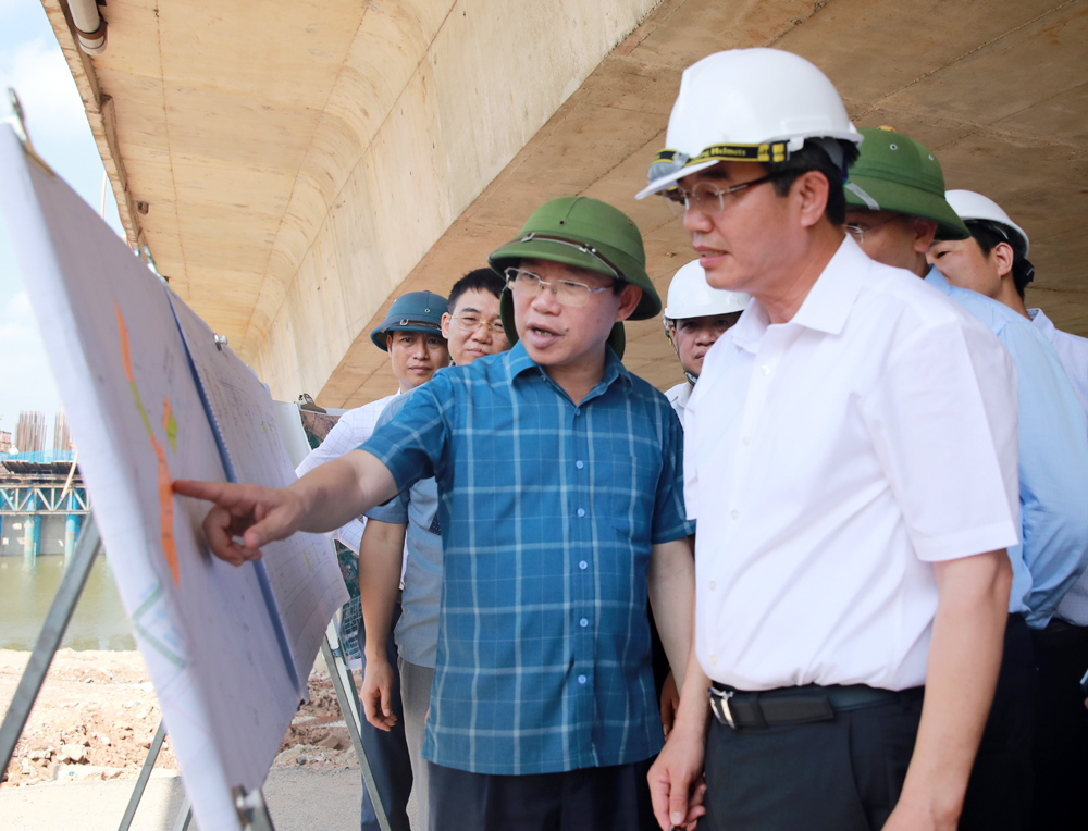 Đồng chí Lê Ánh Dương kiểm tra tiến độ dự án nâng cấp, mở rộng đường nối từ đường tỉnh 293 đến quốc lộ 17. 