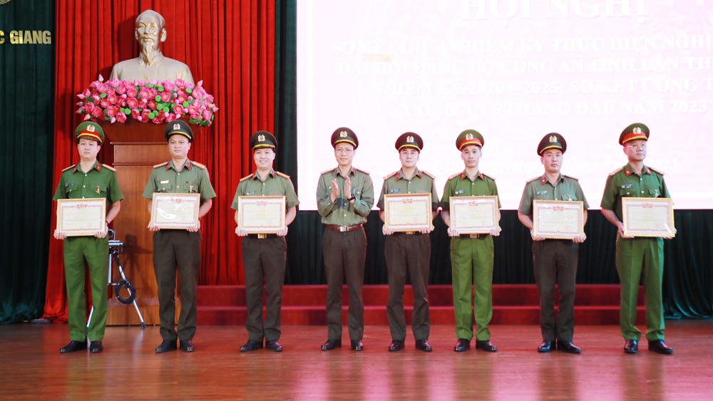 Đại tá Nguyễn Quốc Toản trao Bằng công nhận danh hiệu “Chiến sĩ thi đua toàn lực lượng Công an nhân dân” cho 7 đồng chí. 