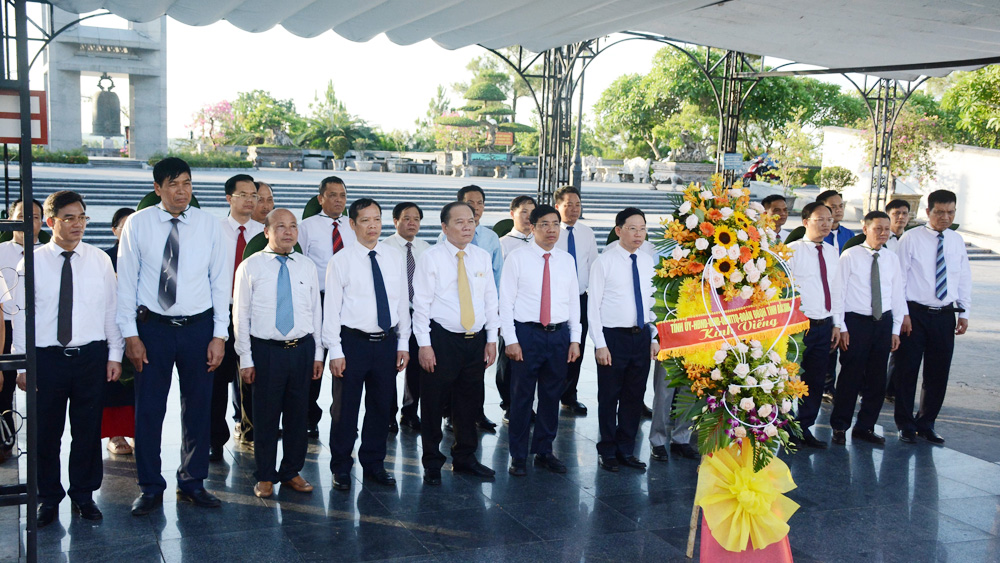 Đoàn đại biểu tỉnh Bắc Giang đặt vòng hoa, dâng hương tại Nghĩa trang Liệt sĩ Đường 9. 