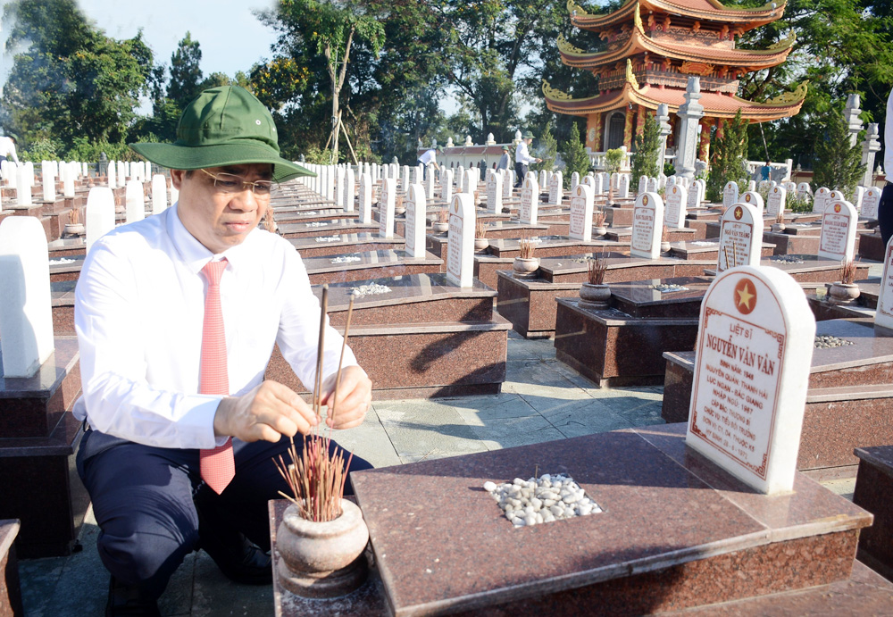 Đồng chí Dương Văn Thái thắp hương tại các phần mộ liệt sĩ tỉnh Bắc Giang, Bắc Ninh (Hà Bắc cũ) tại Nghĩa trang Liệt sĩ quốc gia Trường Sơn. 