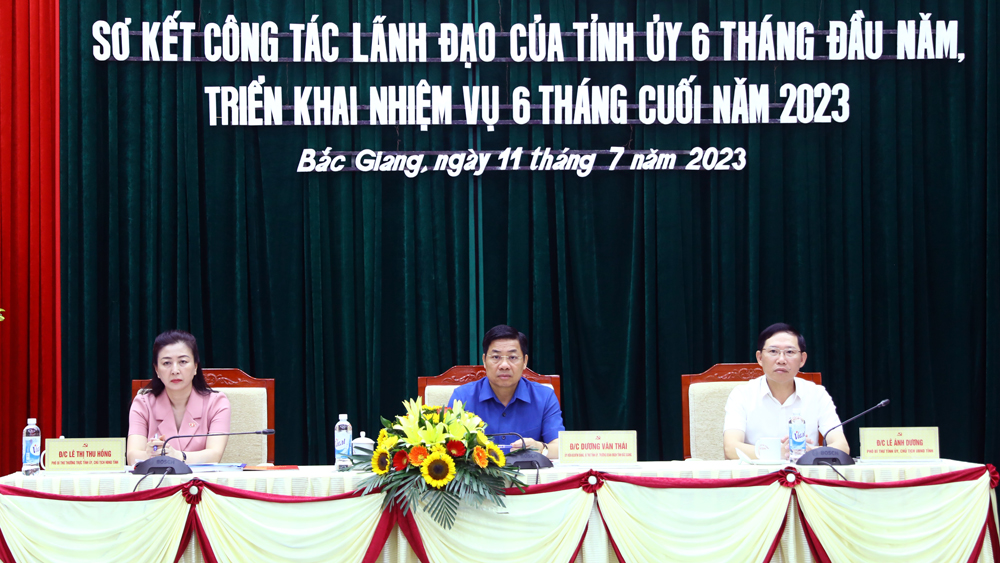 Các đồng chí Thường trực Tỉnh ủy chủ trì hội nghị.