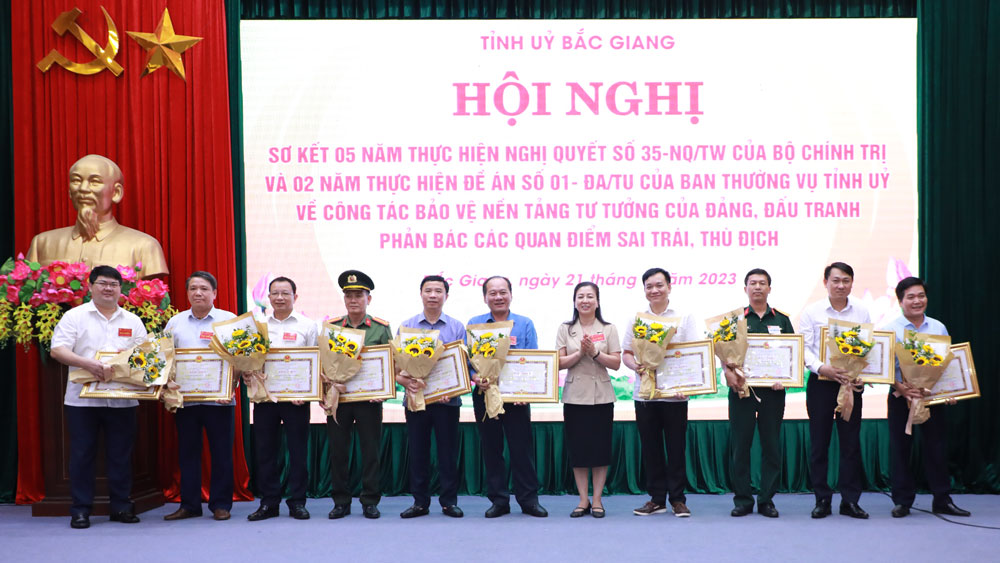 Đồng chí Lê Thị Thu Hồng trao Bằng khen của Chủ tịch UBND tỉnh cho các tập thể điển hình.