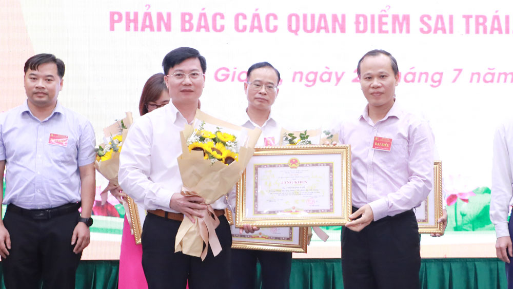 Đồng chí Mai Sơn trao Bằng khen của Chủ tịch UBND tỉnh cho các cá nhân xuất sắc.