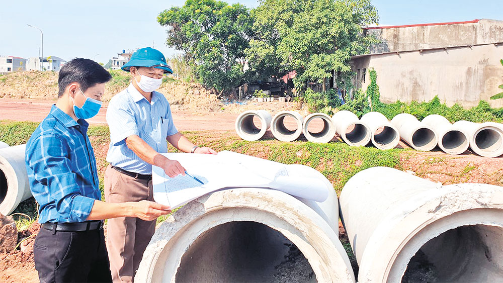 Lãnh đạo xã Dĩnh Trì nắm bắt tiến độ thực hiện các công trình trên địa bàn.