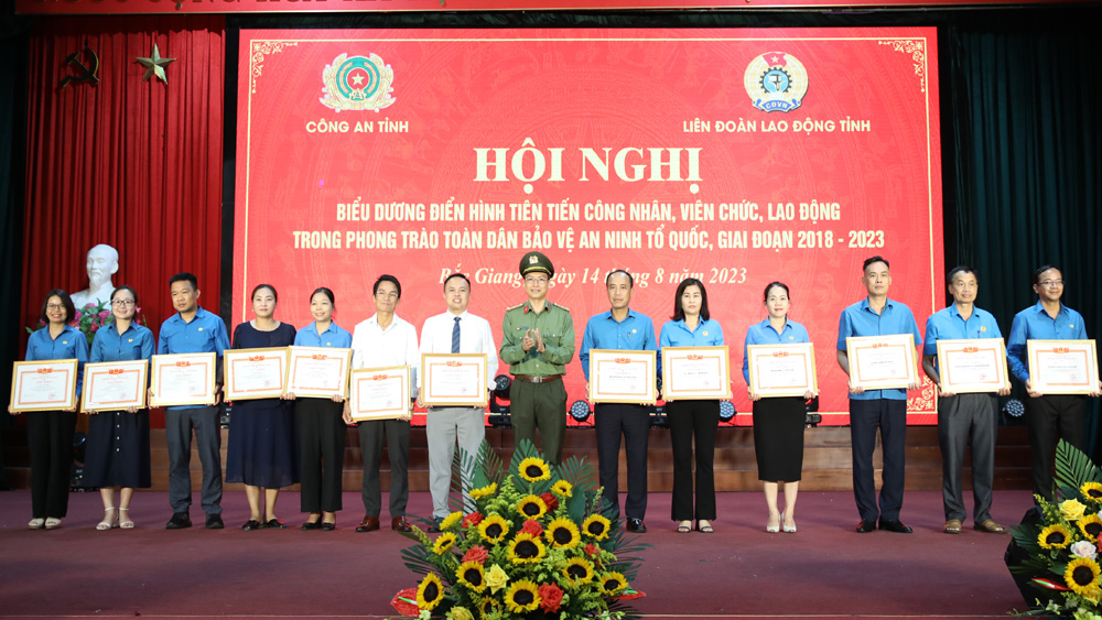 Công an tỉnh khen thưởng các tập thể, cá nhân.