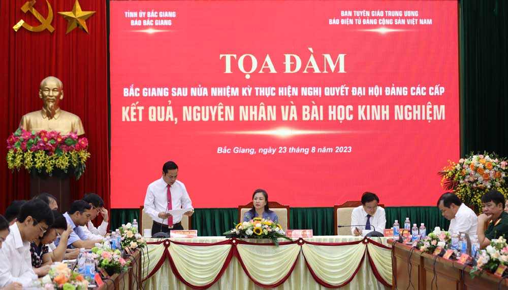 Các đồng chí chủ trì tọa đàm. 