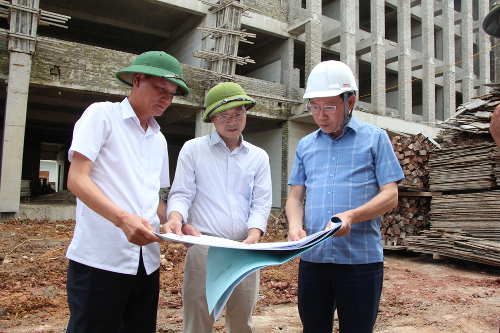 Đồng chí Lê Ánh Dương kiểm tra dự án xây dựng mở rộng quy mô giường bệnh tại Trung tâm Y tế huyện Yên Thế.