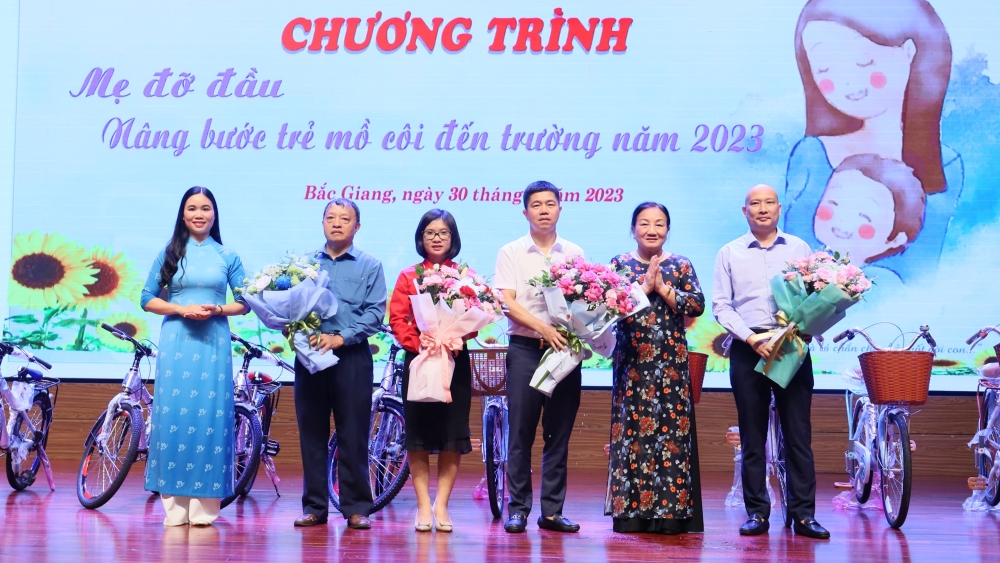 Lãnh đạo Hội LHPN tỉnh, Hội Khuyến học tỉnh tặng hoa, cảm ơn các nhà tài trợ.