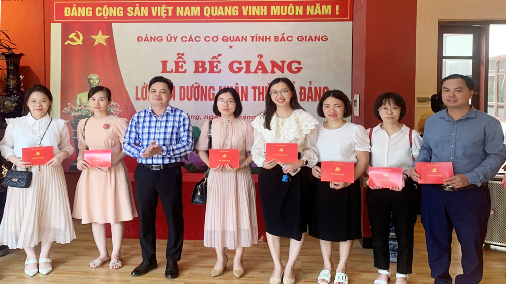 Đồng chí Khổng Đức Thanh, Phó Bí thư Đảng ủy Các cơ quan tỉnh trao Giấy chứng nhận cho học viên.