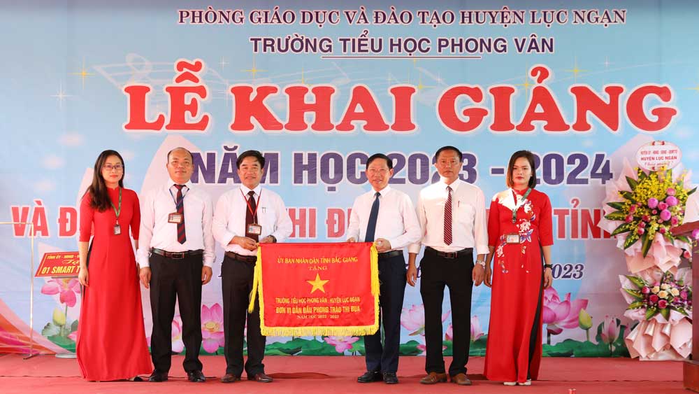 Đồng chí Lê Ánh Dương trao Cờ đơn vị dẫn đầu phong trào thi đua năm học 2022-2023 cho nhà trường.