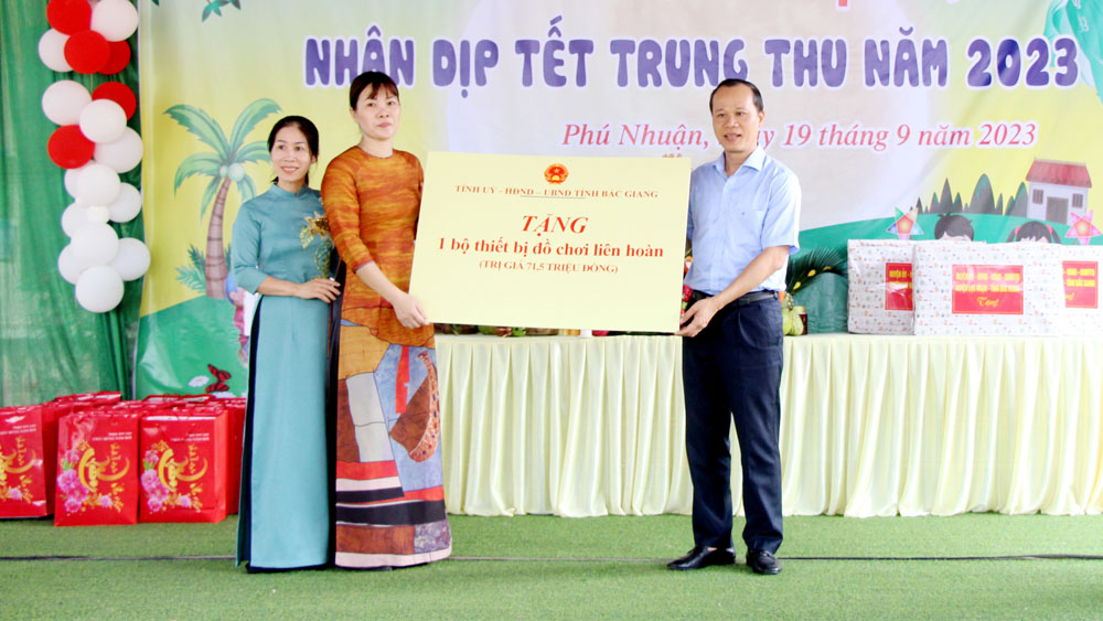 Đồng chí Mai Sơn tặng bộ thiết bị đồ chơi liên hoàn cho Trường Mầm non Phú Nhuận.