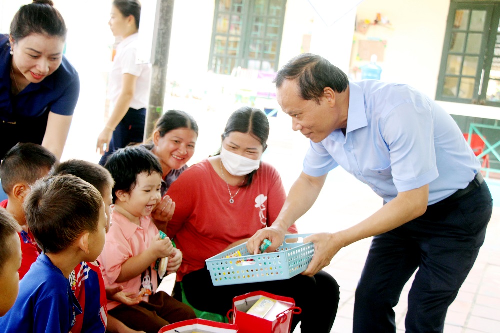 Đồng chí Mai Sơn chia quà cho thiếu nhi.