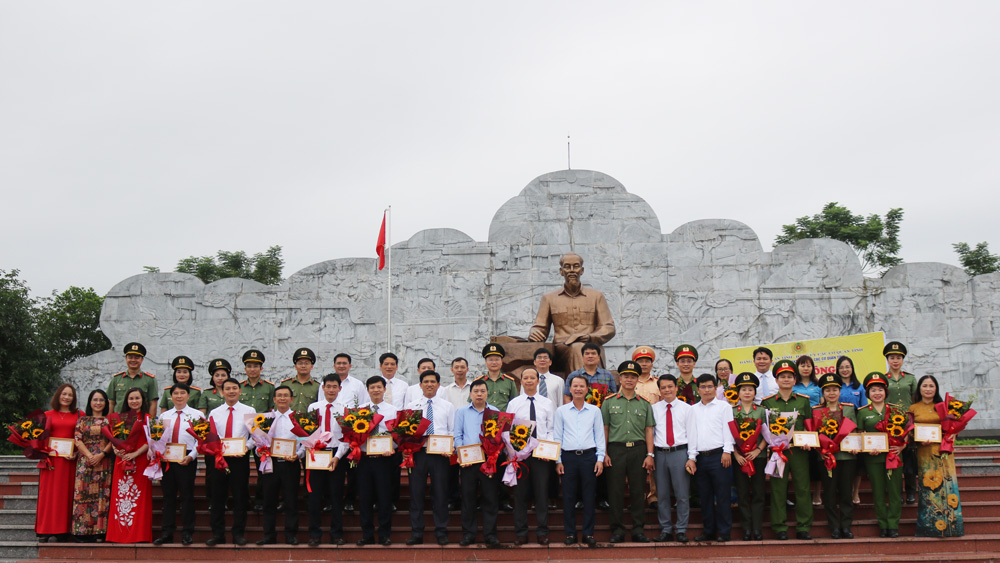 Các đại biểu bên tượng đài Chủ tịch Hồ Chí Minh.