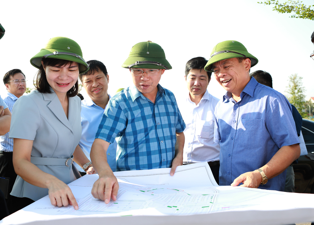 Đồng chí Lê Ánh Dương, lãnh đạo huyện Lạng Giang cùng đoàn công tác kiểm tra dự án KĐT mới phía Tây thị trấn Vôi.