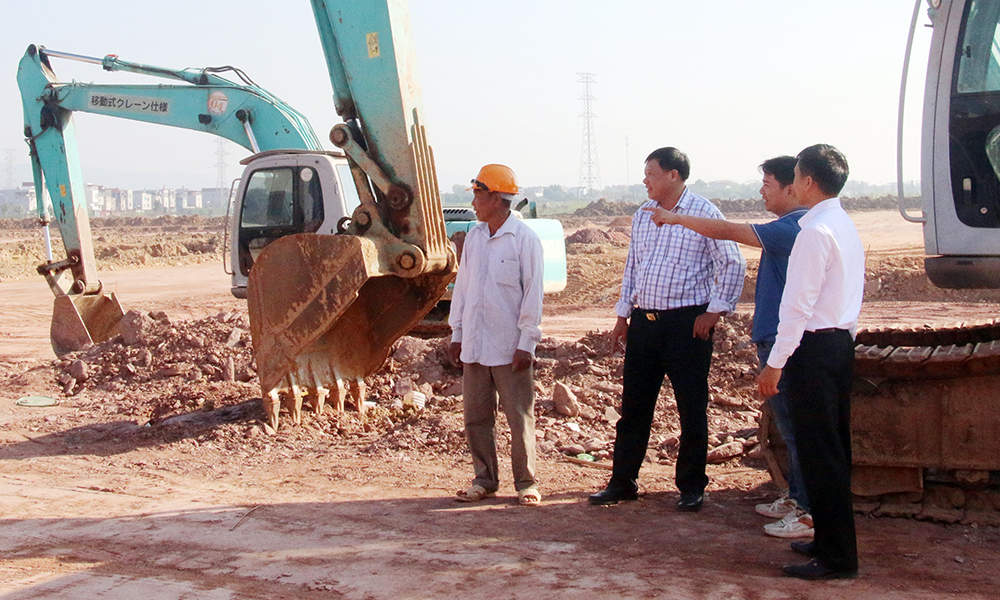 Lãnh đạo xã Bảo Sơn nắm bắt tiến độ triển khai dự án trên địa bàn.